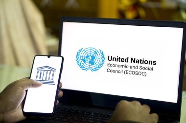 Dhaka, Bangladeş - 18 Ocak 2024: Laptop ve akıllı telefon üzerindeki UNESCO logosu.