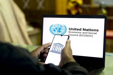 Dhaka, Bangladeş - 18 Ocak 2024: Laptop ve akıllı telefon üzerinde UNESCO logosu. Dhaka, Bangladeş - 18 Ocak 2024.
