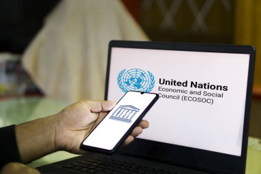 Dhaka, Bangladeş - 18 Ocak 2024: Laptop ve akıllı telefon üzerinde UNESCO logosu. Dhaka, Bangladeş - 18 Ocak 2024.