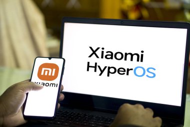 Dhaka, Bangladeş - 11 Şubat 2024: Xiaomi HyperOS akıllı telefonda. Xiaomi HyperOS insan merkezli bir işletim sistemidir..