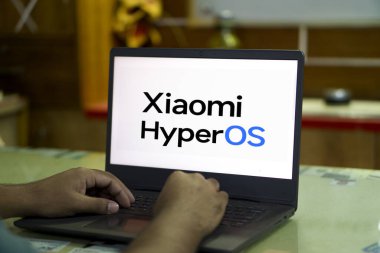 Dhaka, Bangladeş - 03 Şubat 2024: Xiaomi HyperOS akıllı telefonda. Xiaomi HyperOS insan merkezli bir işletim sistemidir..