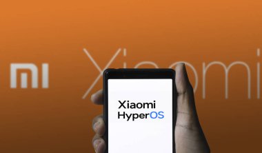 Dhaka, Bangladeş - 23 Ocak 2024: Xiaomi HyperOS akıllı telefonda. Xiaomi HyperOS insan merkezli bir işletim sistemidir..