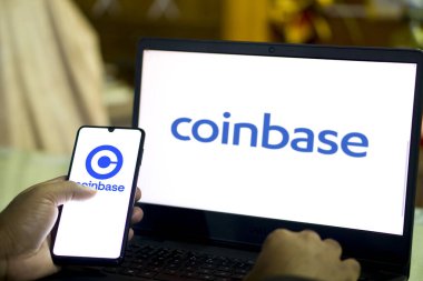 Dhaka, Bangladeş - 11 Şubat 2024: Akıllı telefon ekranında şifreli para birimi 