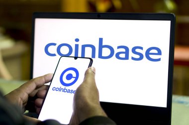 Dhaka, Bangladeş - 11 Şubat 2024: Akıllı telefon ekranında şifreli para birimi 