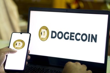 Telefon ekranında Dogecoin logosu, Dhaka, Bangladeş - 07 Şubat 2024.