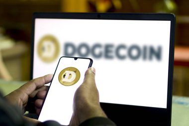 Dhaka, Bangladeş - 25 Ocak 2024: Telefon ekranında Dogecoin logosu