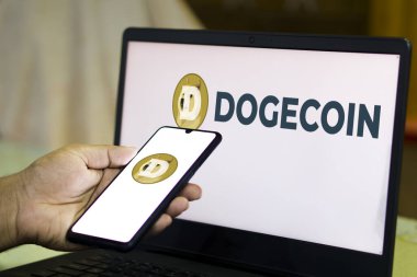 Dhaka, Bangladeş - 25 Ocak 2024: Telefon ekranında Dogecoin logosu