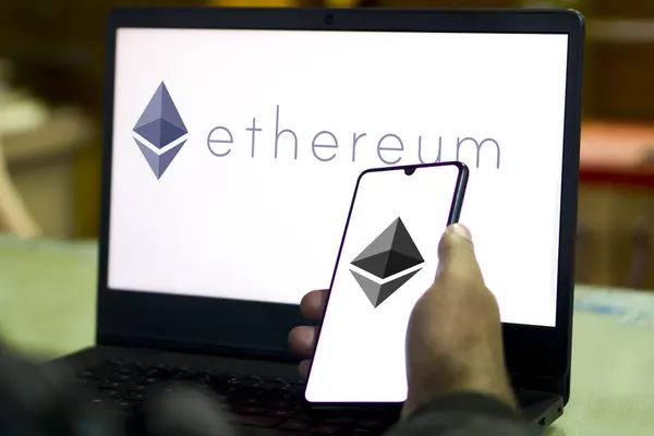 Dhaka, Bangladeş - 25 Ocak 2024: Bu resimde, bir kadın ekranda Ethereum (ETH) logosu sergilenen bir akıllı telefon tutuyor.