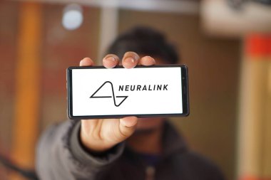  Nöroalink logosu akıllı telefondan görüntülendi. Dhaka, Bangladeş - 07 Şubat 2024.