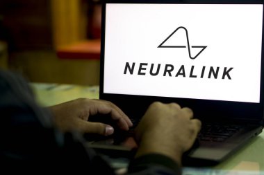 Dhaka, Bangladeş - 07 Şubat 2024: Nöroalink logosu akıllı telefonda gösterildi.