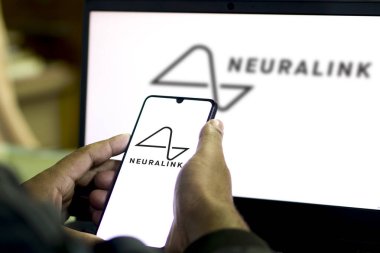 Dhaka, Bangladeş - 07 Şubat 2024: Nöroalink logosu akıllı telefonda gösterildi.