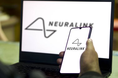 Dhaka, Bangladeş - 06 Şubat 2024: Nöroalink logosu akıllı telefonda gösterildi.