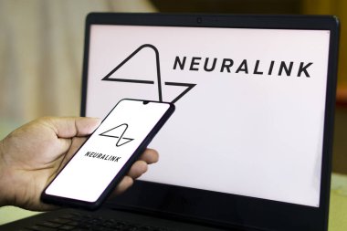 Dhaka, Bangladeş - 03 Şubat 2024: Nöroalink logosu akıllı telefonda gösterildi.