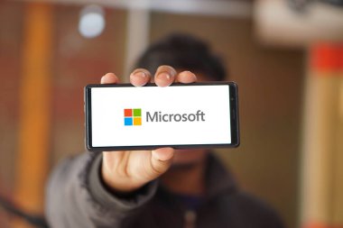 Dhaka, Bangladeş 12 Ocak 2025: Microsoft şirket logosu akıllı telefonda sergileniyor.