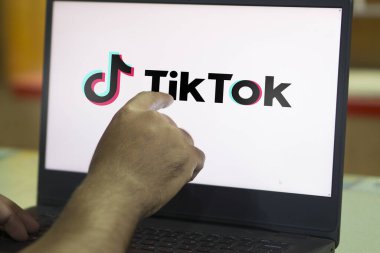 Dhaka, Bangladeş 12 Ocak 2025: Yüzeyde TikTok logosunu gösteren akıllı telefon. 