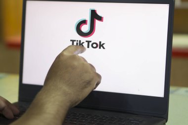 Dhaka, Bangladeş - 06 Şubat 2024: Dizüstü bilgisayarda Tiktok logosu.