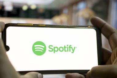 Man Holding Telefon, Spotify Logosu. 15 Şubat 2024 'te Bangladeş restorasyonunda akıllı telefondan..