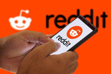 Reddit logosu akıllı telefon aygıtı Dhaka, Bangladeş 'te sergilendi. 26 Şubat 2024.