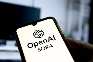 Sora Al logolu akıllı telefon. OpenAI, metni 1 dakikaya kadar Dhaka, Bangladeş - 26 Şubat 2024 tarihli videoya dönüştüren Sora yapay zekasını duyurdu..