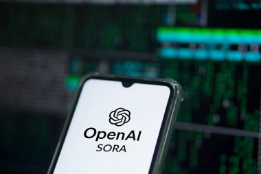 Sora Al logolu akıllı telefon. OpenAI, metni 1 dakikaya kadar Dhaka, Bangladeş - 26 Şubat 2024 tarihli videoya dönüştüren Sora yapay zekasını duyurdu..