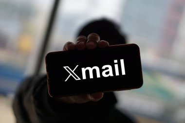 Elon Musk Gmail ile Yeni Xmail Servisi, Xmail logosu akıllı telefon, Dhaka, Bangladeş - 28 Şubat 2024.