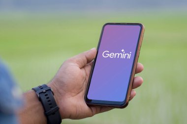 Google Gemini logosu akıllı telefon ekranında görüntülenir. Bu araç Google tarafından yeni çoklu modal yapay zeka (AI) modeli Dhaka, Bangladeş - 02 Mart 2024.