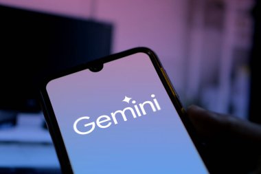 Google Gemini logosu akıllı telefon ekranında görüntülenir. Bu araç Google tarafından yeni çoklu modal yapay zeka (AI) modeli Dhaka, Bangladeş - 02 Mart 2024.