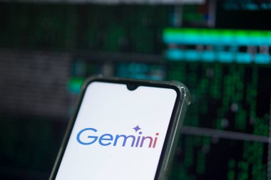 Google Gemini logosu akıllı telefon ekranında görüntülenir. Bu araç Google tarafından yeni çoklu modal yapay zeka (AI) modeli Dhaka, Bangladeş - 02 Mart 2024.