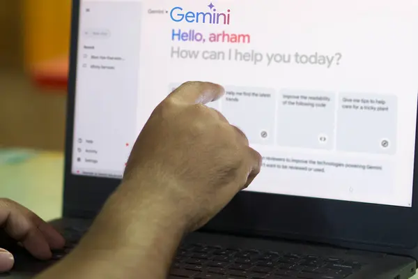 Google Gemini logosu akıllı telefon ekranında görüntülenir. Bu araç Google tarafından yeni çoklu modal yapay zeka (AI) modeli Dhaka, Bangladeş - 02 Mart 2024.