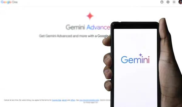 Google Gemini logosu akıllı telefon ekranında görüntülenir. Bu araç Google tarafından yeni çoklu modal yapay zeka (AI) modeli Dhaka, Bangladeş - 02 Mart 2024.