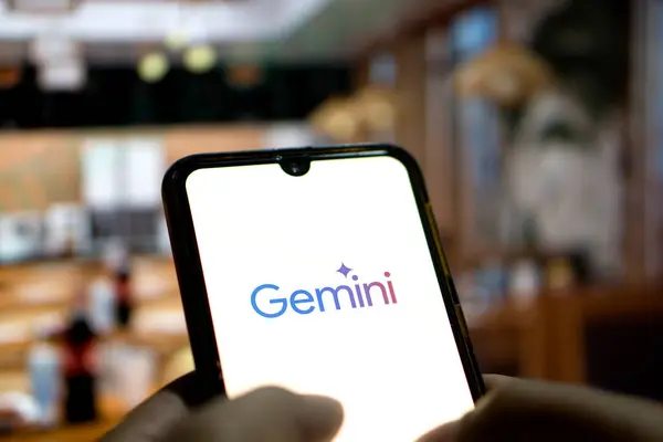 Google Gemini logosu akıllı telefon ekranında görüntülenir. Bu araç Google tarafından yeni çoklu modal yapay zeka (AI) modeli Dhaka, Bangladeş - 02 Mart 2024.