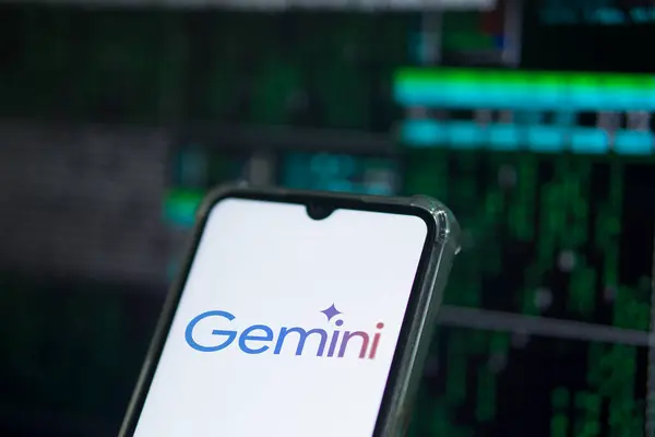 Google Gemini logosu akıllı telefon ekranında görüntülenir. Bu araç Google tarafından yeni çoklu modal yapay zeka (AI) modeli Dhaka, Bangladeş - 02 Mart 2024.