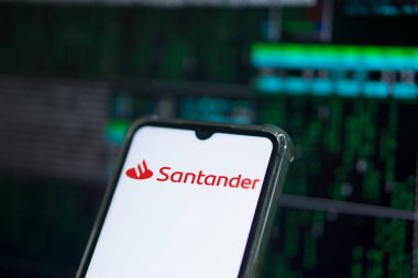 Santander mobil bankacılık uygulaması akıllı telefon ekranında. Dhaka, Bangladeş 05 Mart 2024.