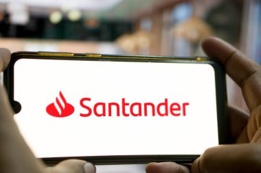 Santander mobil bankacılık uygulaması akıllı telefon ekranında. Dhaka, Bangladeş 05 Mart 2024.