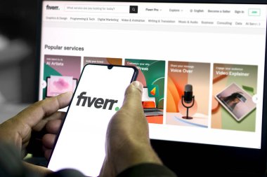 Fiverr logosu bir akıllı telefonda sergileniyor. Şirketin adının geldiği yer olan Dhaka, Bangladeş 17 Mart 2024 'te, 5 dolardan başlayan hizmetler sunan platform..