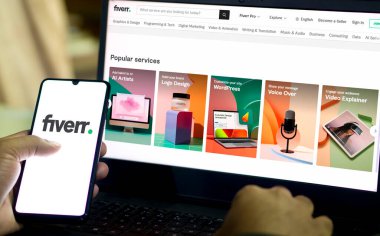 Fiverr logosu bir akıllı telefonda sergileniyor. Şirketin adının geldiği yer olan Dhaka, Bangladeş 17 Mart 2024 'te, 5 dolardan başlayan hizmetler sunan platform..