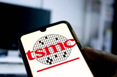 Bu resimde bir Tayvan Yarı iletken Üretim Şirketi (TSMC) logosu bir akıllı telefon, Dhaka, Bangladeş, 14 Mart 2024 'te görüntülendi..