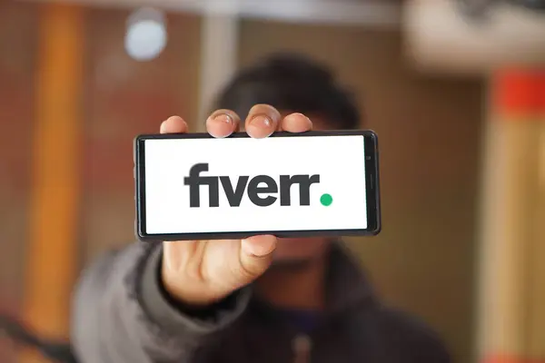 Fiverr logosu bir akıllı telefonda sergileniyor. Şirketin adı Bangladeş, Dhaka 'dan geliyor. 14 Mart 2024.