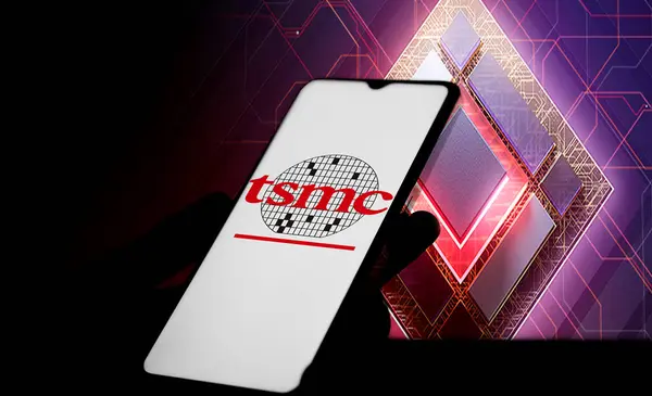 Bu resimde bir Tayvan Yarı iletken Üretim Şirketi (TSMC) logosu bir akıllı telefon, Dhaka, Bangladeş, 14 Mart 2024 'te görüntülendi..