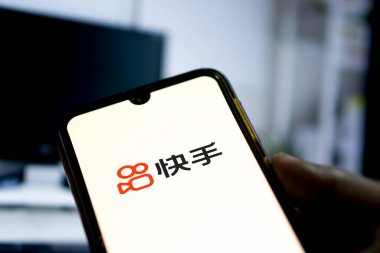 Çin kısa video platformu Kuaishou logosu akıllı telefon, Dhaka, Bangladeş 27 Mart 2024: