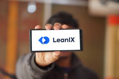 Akıllı telefondaki Leanix logosu, Dhaka, Bangladeş 22 Mart 2024.