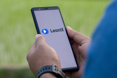 Akıllı telefondaki Leanix logosu, Dhaka, Bangladeş 22 Mart 2024.