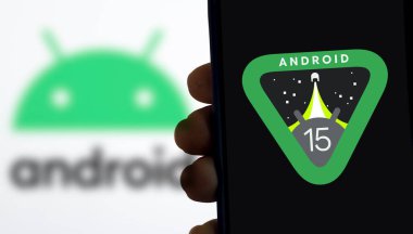 Dhaka, Bangladeş - 02 Nisan 2024: Android 15 logosu akıllı telefonda gösteriliyor. Android 15, Android mobil işletim sisteminin yaklaşan büyük bir sürümü..