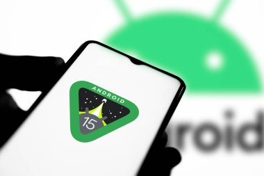 Dhaka, Bangladeş - 02 Nisan 2024: Android 15 logosu akıllı telefonda gösteriliyor. Android 15, Android mobil işletim sisteminin yaklaşan büyük bir sürümü..
