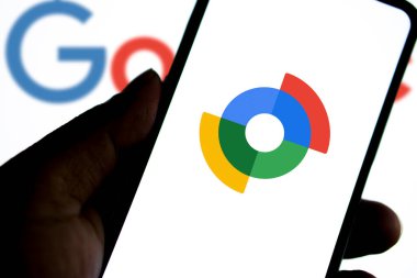 Dhaka, Bangladeş - 17 Nisan 2024: Google aygıt logomun akıllı telefon ve arka plan Google bulanıklığında görüntülendiğini bul.