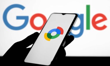 Dhaka, Bangladeş - 17 Nisan 2024: Google aygıt logomun akıllı telefon ve arka plan Google bulanıklığında görüntülendiğini bul.
