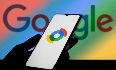 Dhaka, Bangladeş - 17 Nisan 2024: Google aygıt logomun akıllı telefon ve arka plan Google bulanıklığında görüntülendiğini bul.