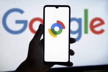Dhaka, Bangladeş - 17 Nisan 2024: Google aygıt logomun akıllı telefon ve arka plan Google bulanıklığında görüntülendiğini bul.