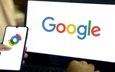 Dhaka, Bangladeş - 17 Nisan 2024: Google aygıt logomun akıllı telefon ve arka plan Google bulanıklığında görüntülendiğini bul.