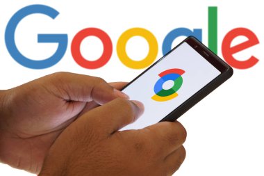 Dhaka, Bangladeş - 17 Nisan 2024: Google aygıt logomun akıllı telefon ve arka plan Google bulanıklığında görüntülendiğini bul.